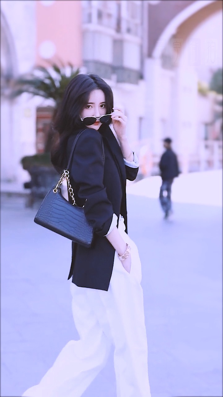 喜欢高冷姐姐吗? #时尚街拍  #气质美女  #漂亮小姐姐