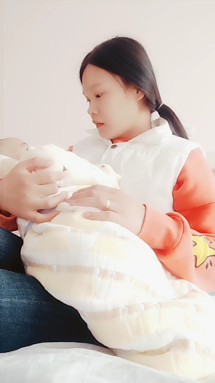 作为女人就得必须在家带孩子吗