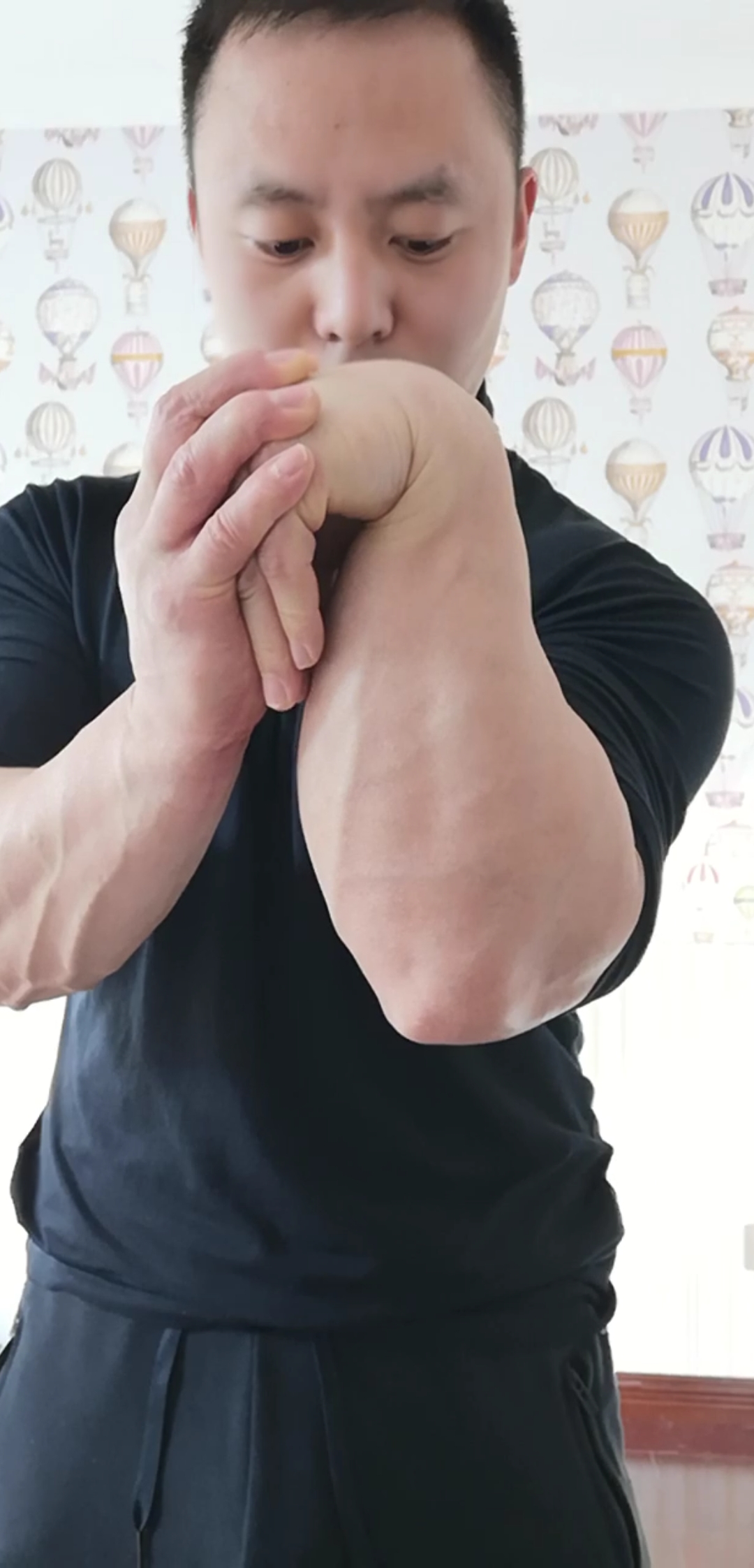 使小手臂充血更饱满的小方法-压腕 此方法只作为小臂训练之后