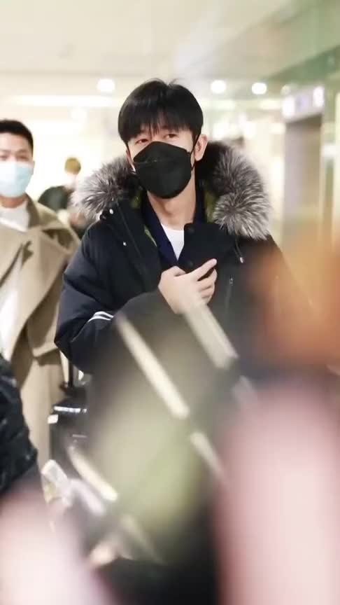 林雨申现身机场,40岁的大叔,一秒变朝气少年!