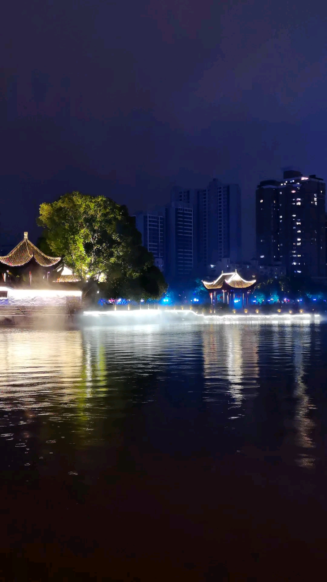 带上全民去旅行#烟水亭,位于江西省九江市长江南岸的甘棠湖中,相传为