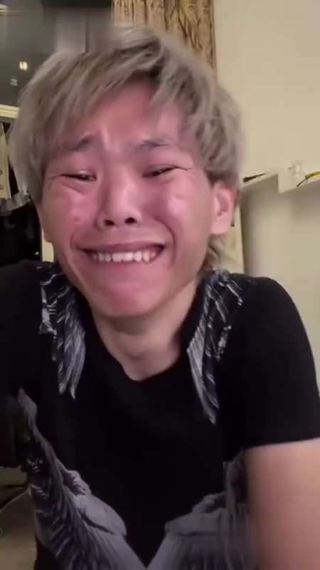 兄弟们,我歇逼了,我今天放屁赌输了,他马的裤衩扔了,才洗完澡,裤子也