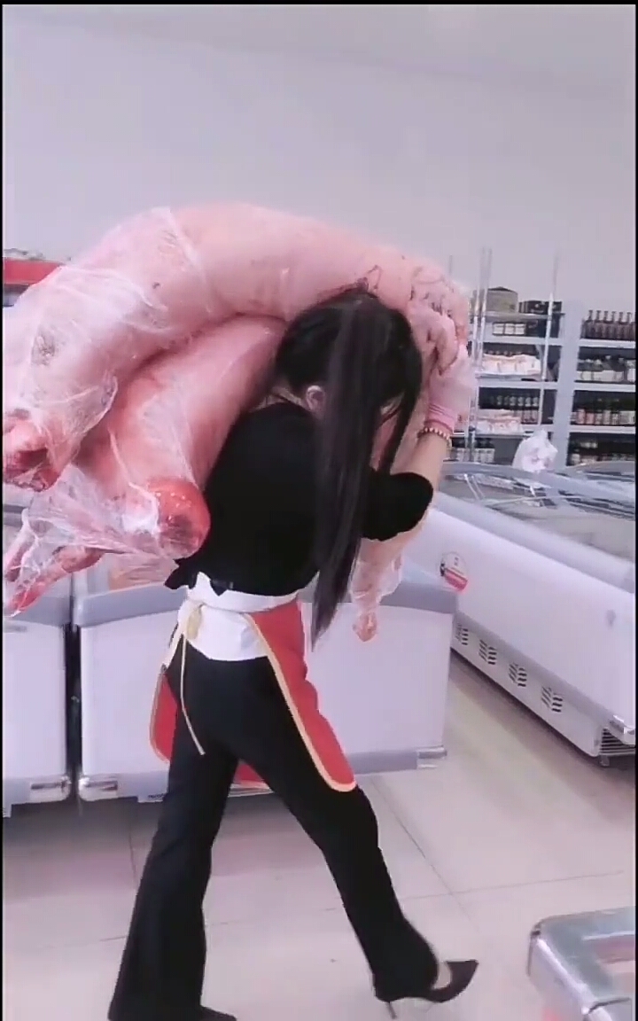 五十公斤的妹子,能扛起一百多公斤的肉,力气惊人