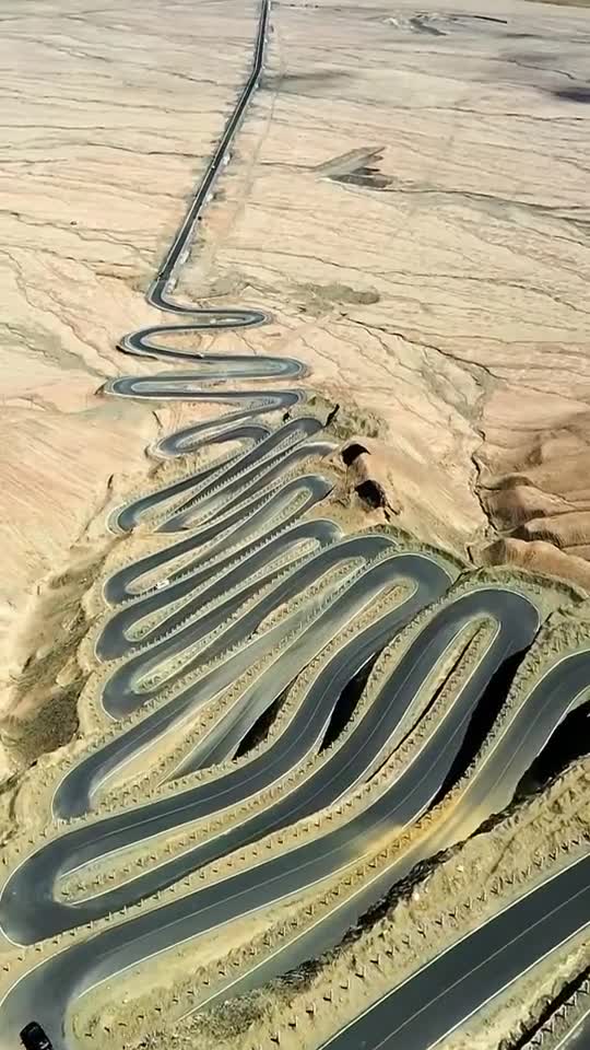 盘龙古道,全长36千米,最高海拔4200米,由200多个弯道组成