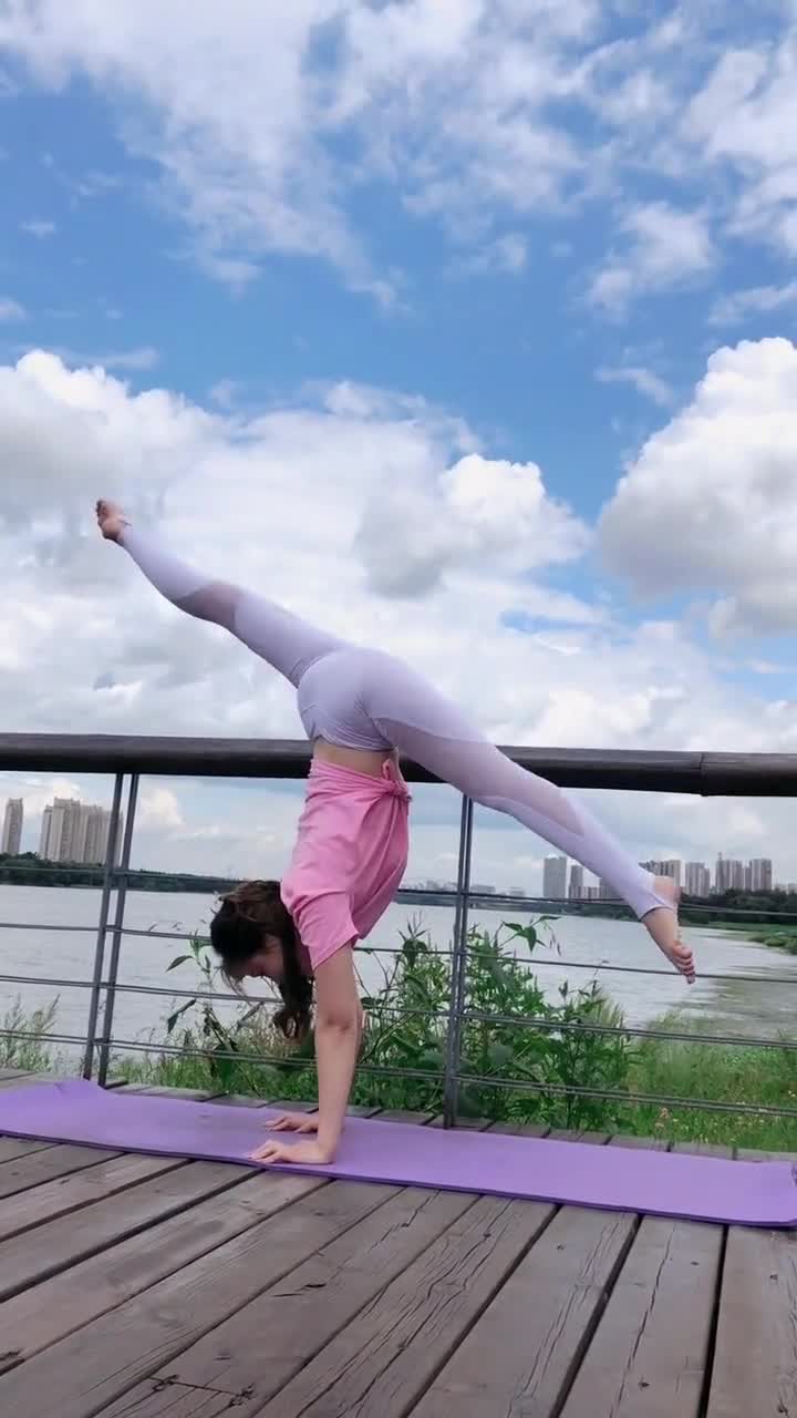 在桥边表演一字马的瑜伽老师专业的动作确实是太精彩了