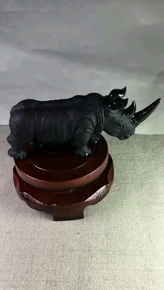 濹玉雕犀牛