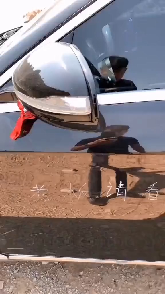 搞笑视频#轮胎被扎首先感谢路人的指点,我想知道怎么找到你好心人做 