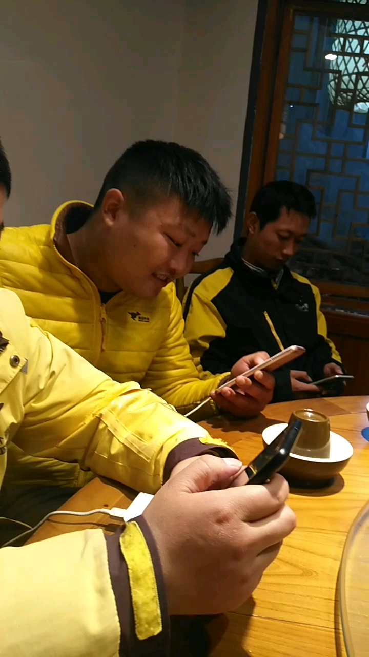 美团小伙聚餐哦,个个