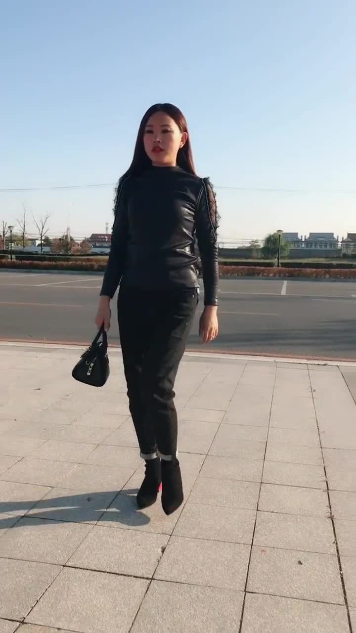 这位大姐很漂亮,身穿黑色衣服,很有气质!
