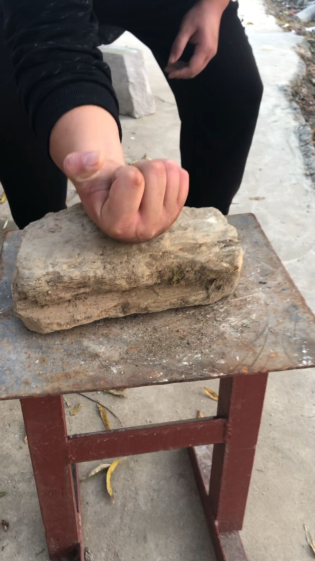 优秀如我#土里刨出来的大石头!把它砸碎!危险动作,请勿模仿!