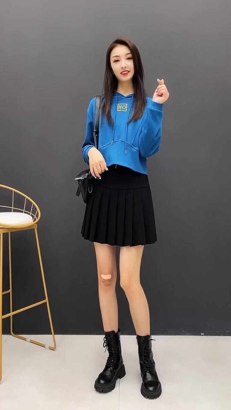 宽松收腰卫衣搭配加厚百褶裙,时尚显瘦又减龄,爱了!#卫衣#搭配#百搭裙