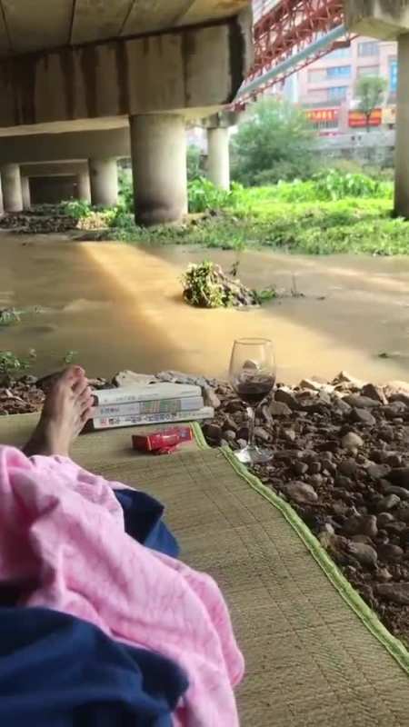 每天在桥下面睡一晚,可以省下100块钱,一个月就是3000块,一年下来就是