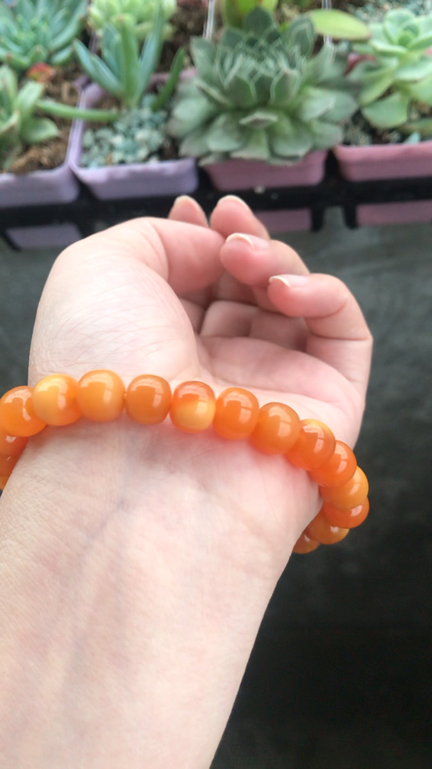 今天这样穿#缅黄老型手串蛋黄料玉化成色非常好,油润细腻,上手显白