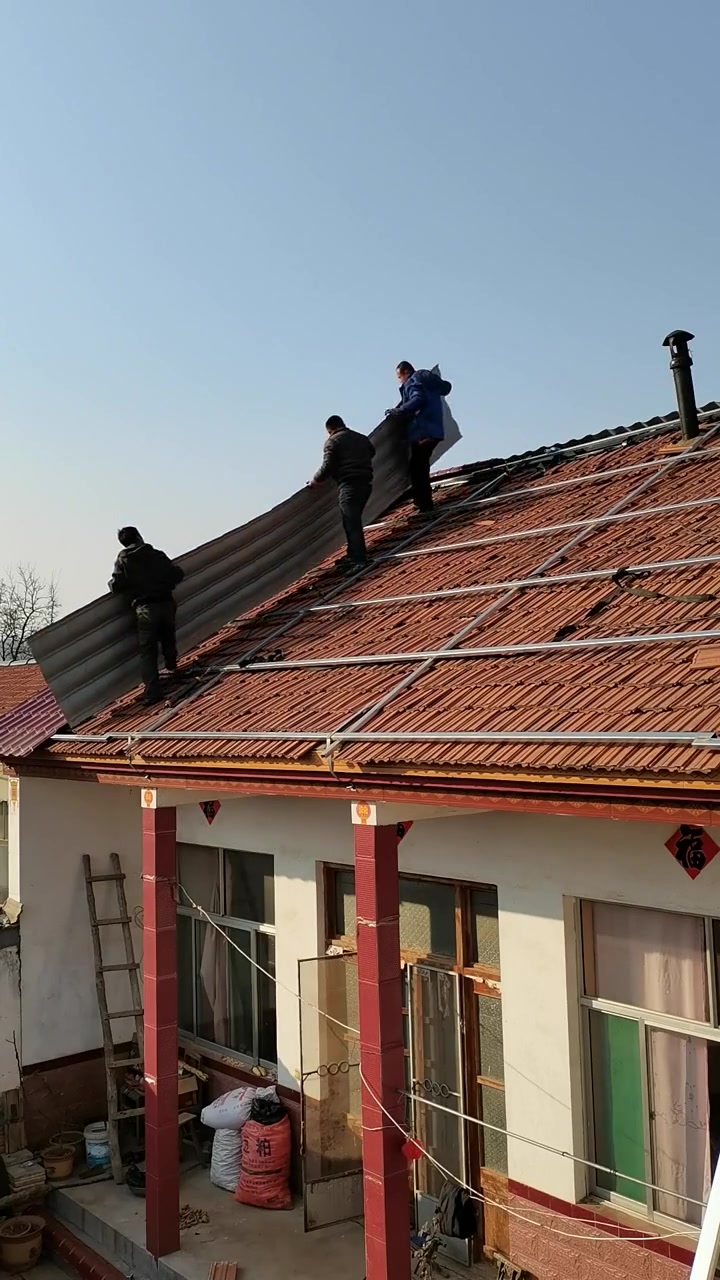 房顶换上彩钢瓦,整个房子焕然一新