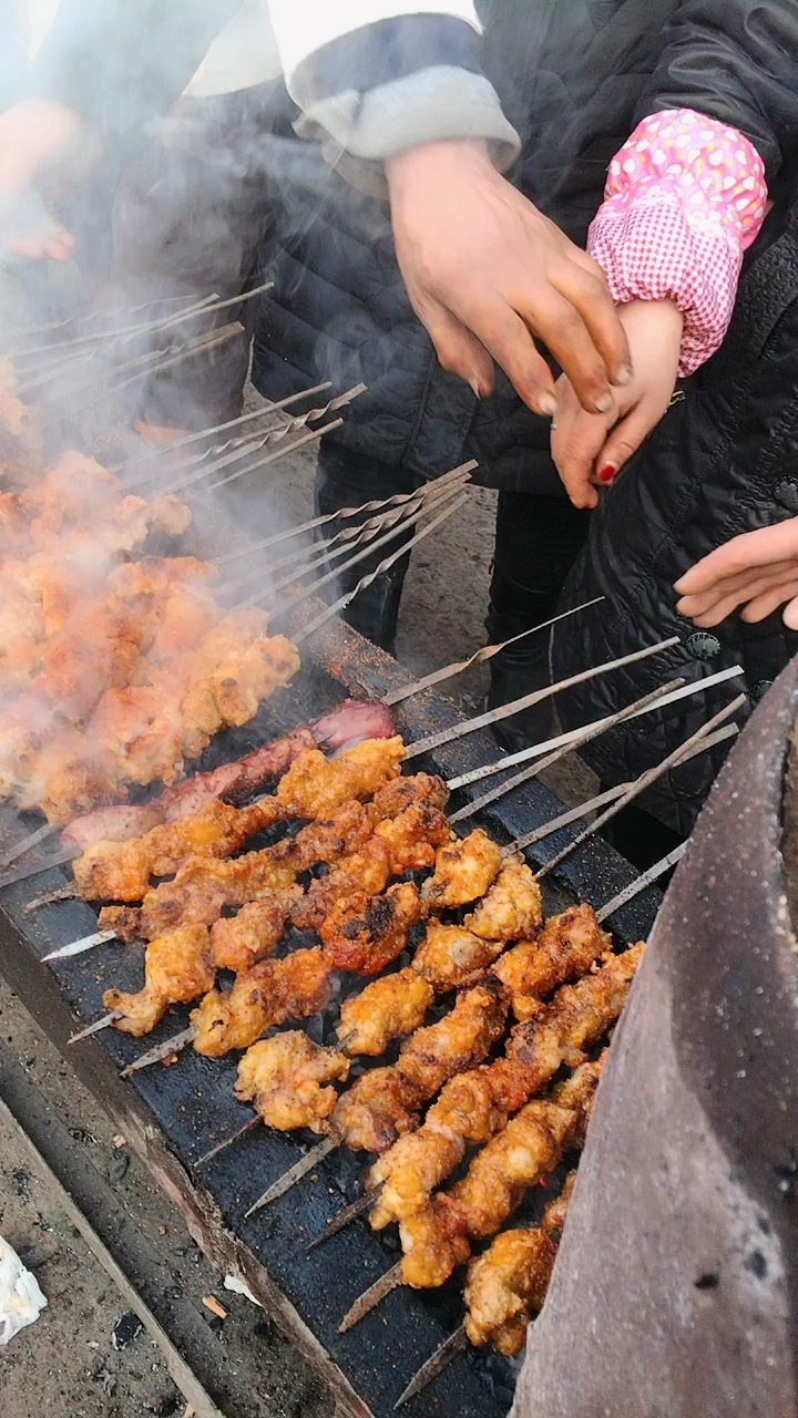 新疆美食系列——烤羊肠子,如果被馋到,记得双击加关注!