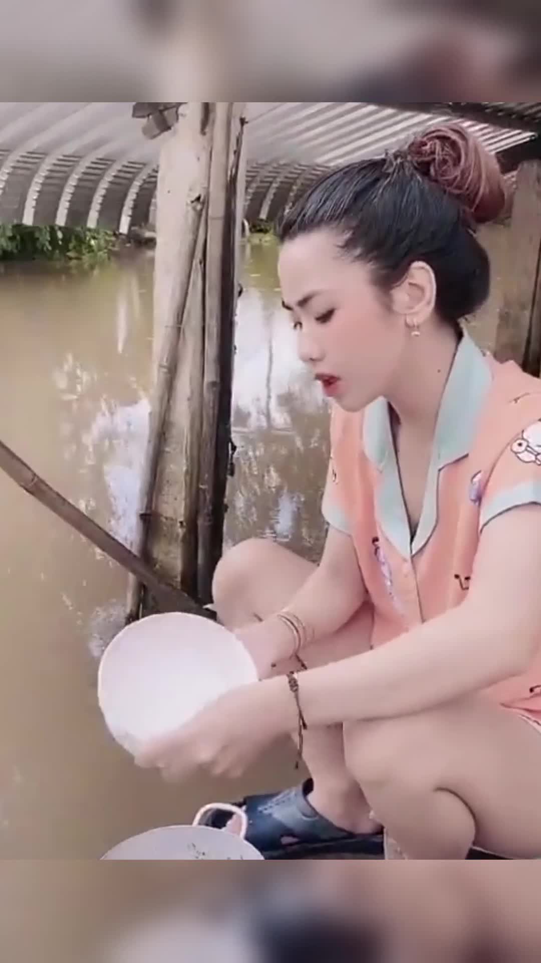 越南媳妇在河边一边洗碗,一边唱歌,生活真惬意!