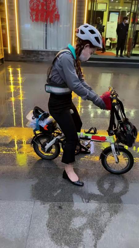 我要上热门#感恩路人感恩客户雨天同在代驾汽车女司机