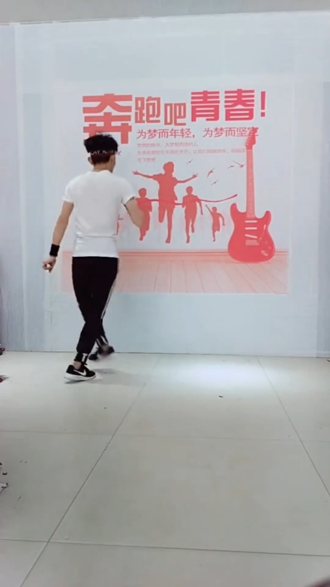 娱乐老七连第四组背面慢动作分解奔跑连接甩腿三点