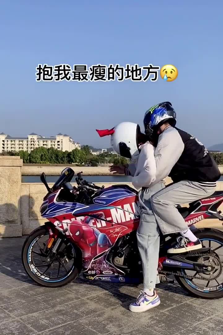 女生骑摩托千万别载男生