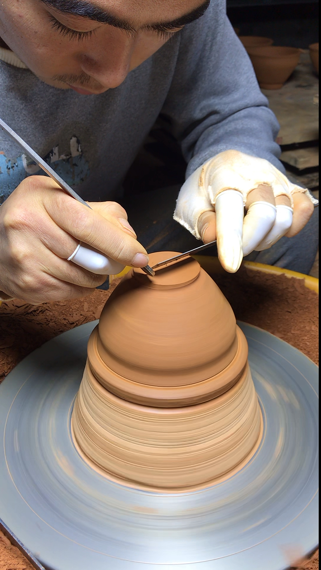 民间手艺人传统手工艺建盏师傅修坯过程