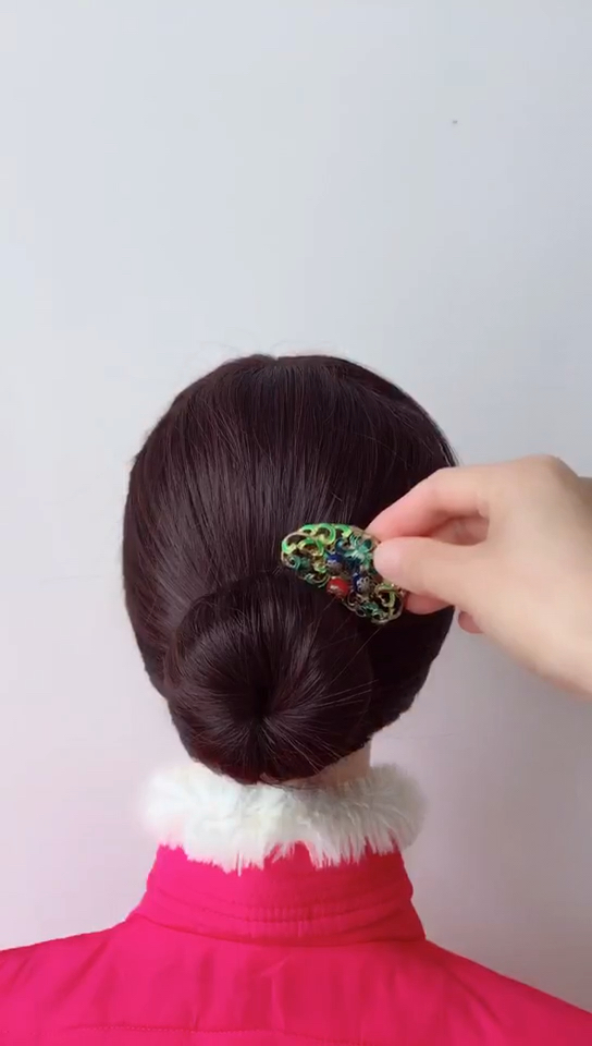 2019流行的圆形发髻,特别好学.