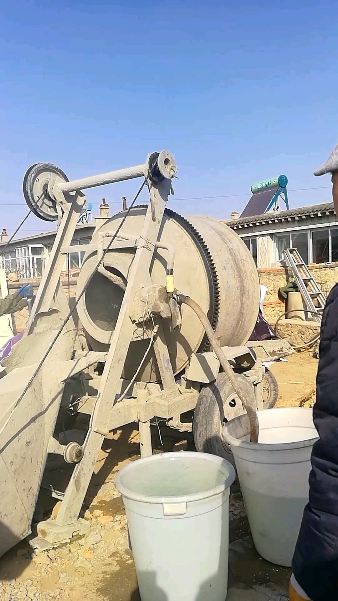过去都用人工拌水泥,现在盖房子都用这个拌水泥了,时代在进步.