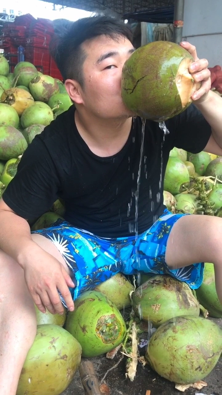 劳动最光荣#一起来喝椰子水啵了,来海南管够的那种噢