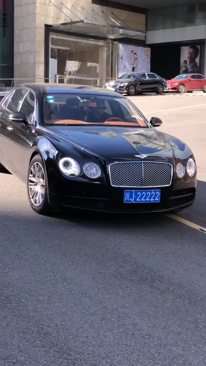 遂宁首富开豹子号下网红坡,真是太霸气了