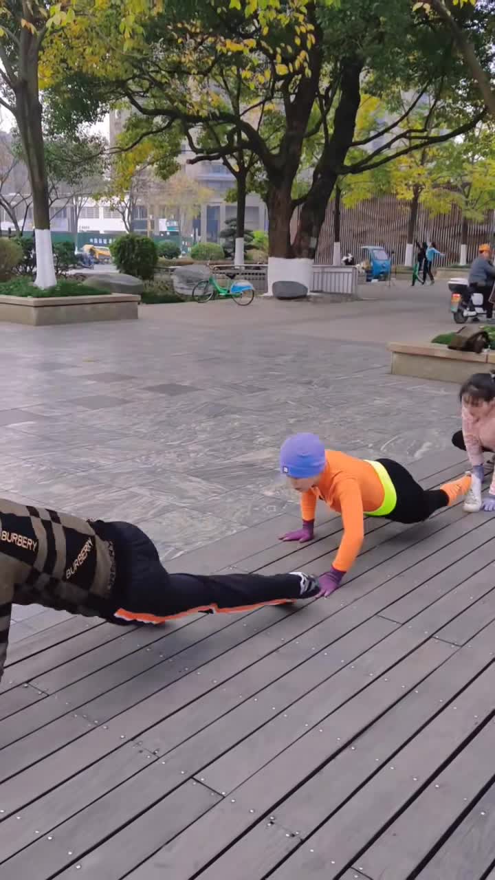 爬行运动爬行是很多身体不适的克星跟着爬的人越来越多一起来锻炼吧