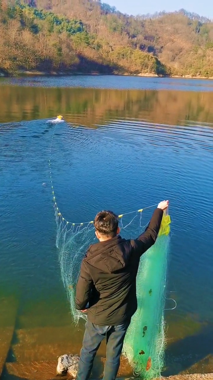 户外捕鱼#不一样的下网方式,站在岸边就可以,不用下水