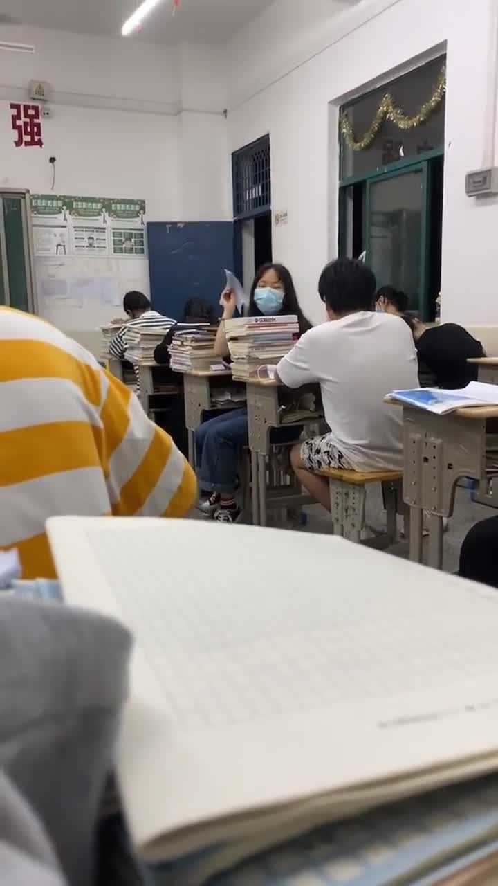 上课的时候想睡觉,下课的时候总发呆,突然间我好迷茫