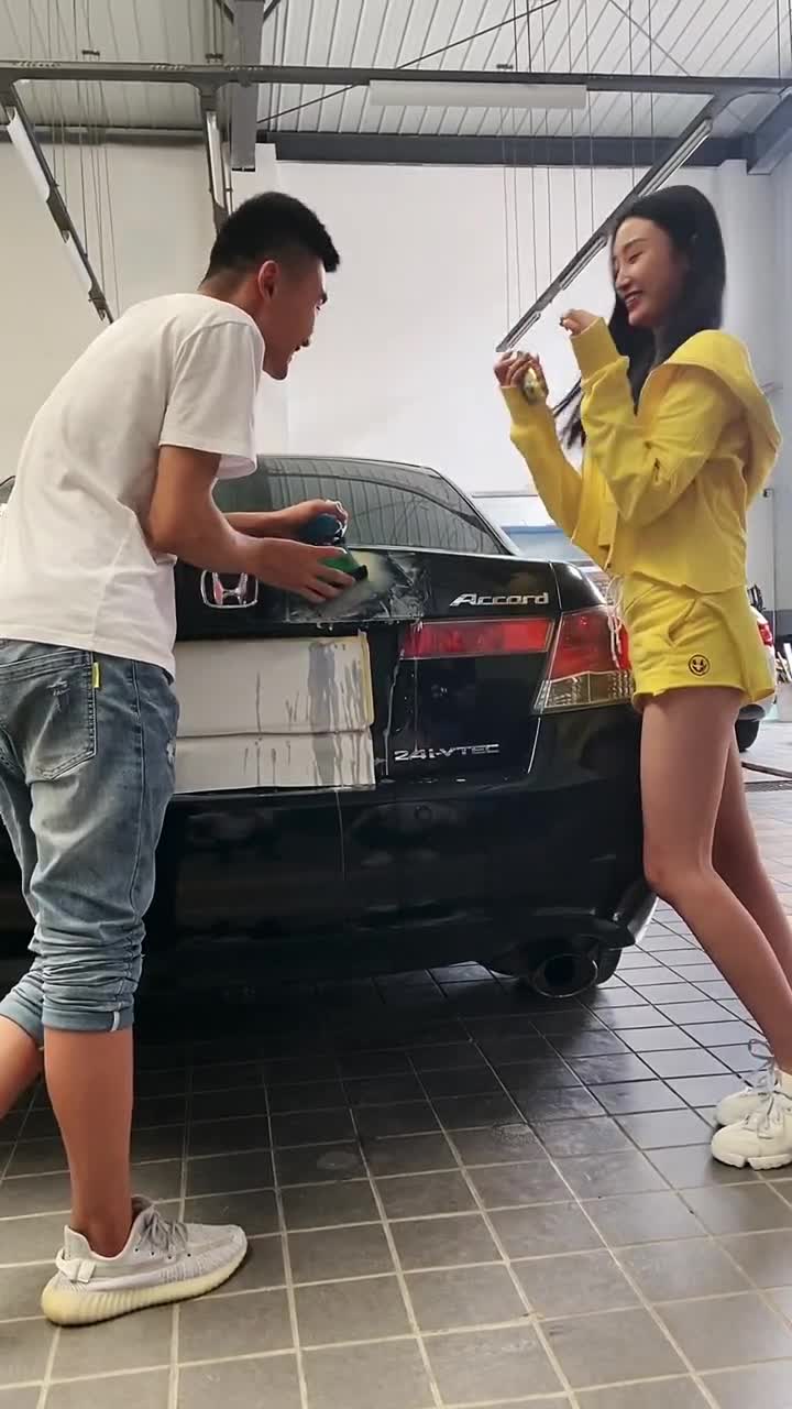 最幸福的洗车工女朋友对他太好了