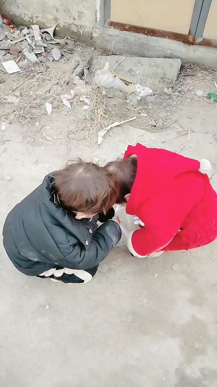 这两个小孩干嘛呢?分脏呢?