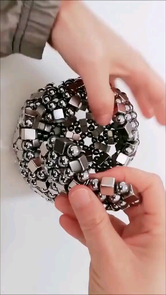 减压魔力巴克球,看看拼完漂亮不?