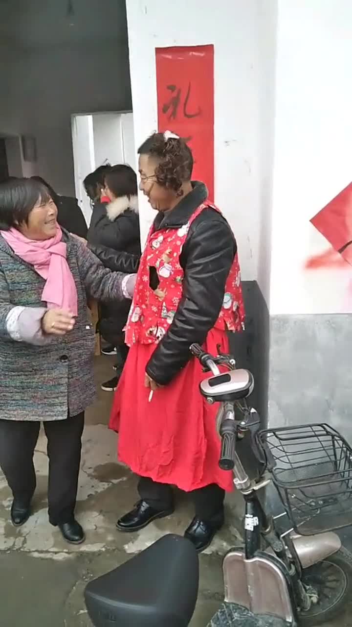 现在结婚都不流行闹新娘,流行闹公公婆婆了!