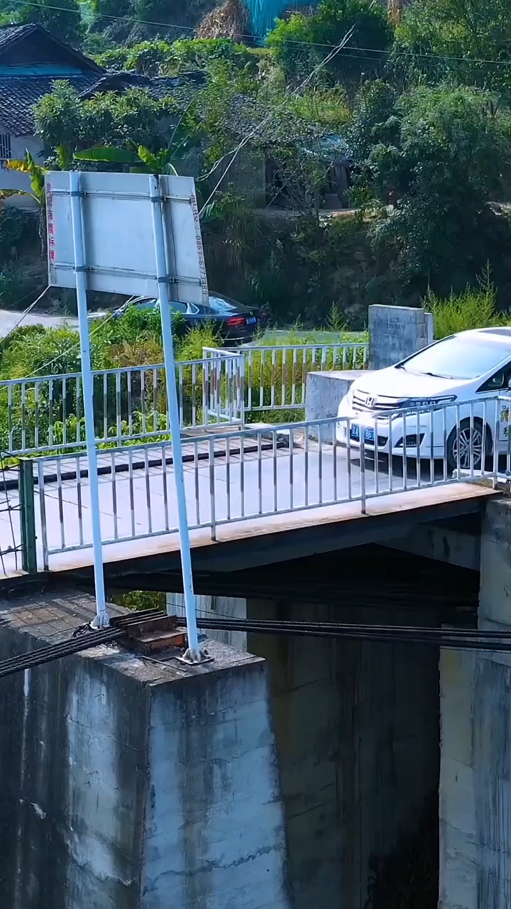 亲自体验贵州思南县牛角岩铁索吊桥要说不怕那是假的