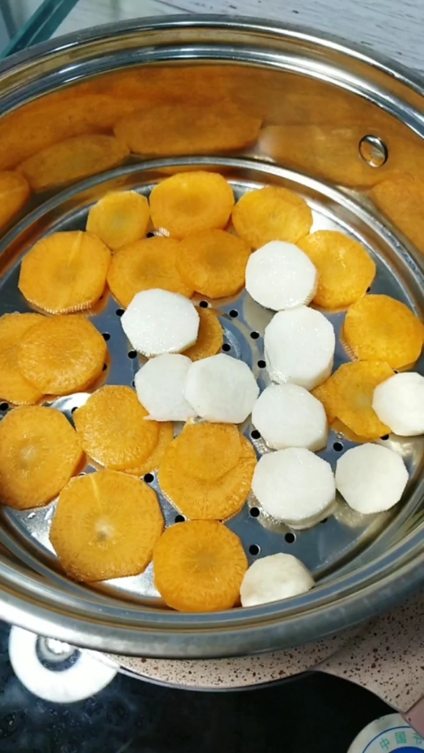 优秀如我#胡萝卜山药泥,适合5-6个月初期添加辅食肠胃不好的宝宝食用