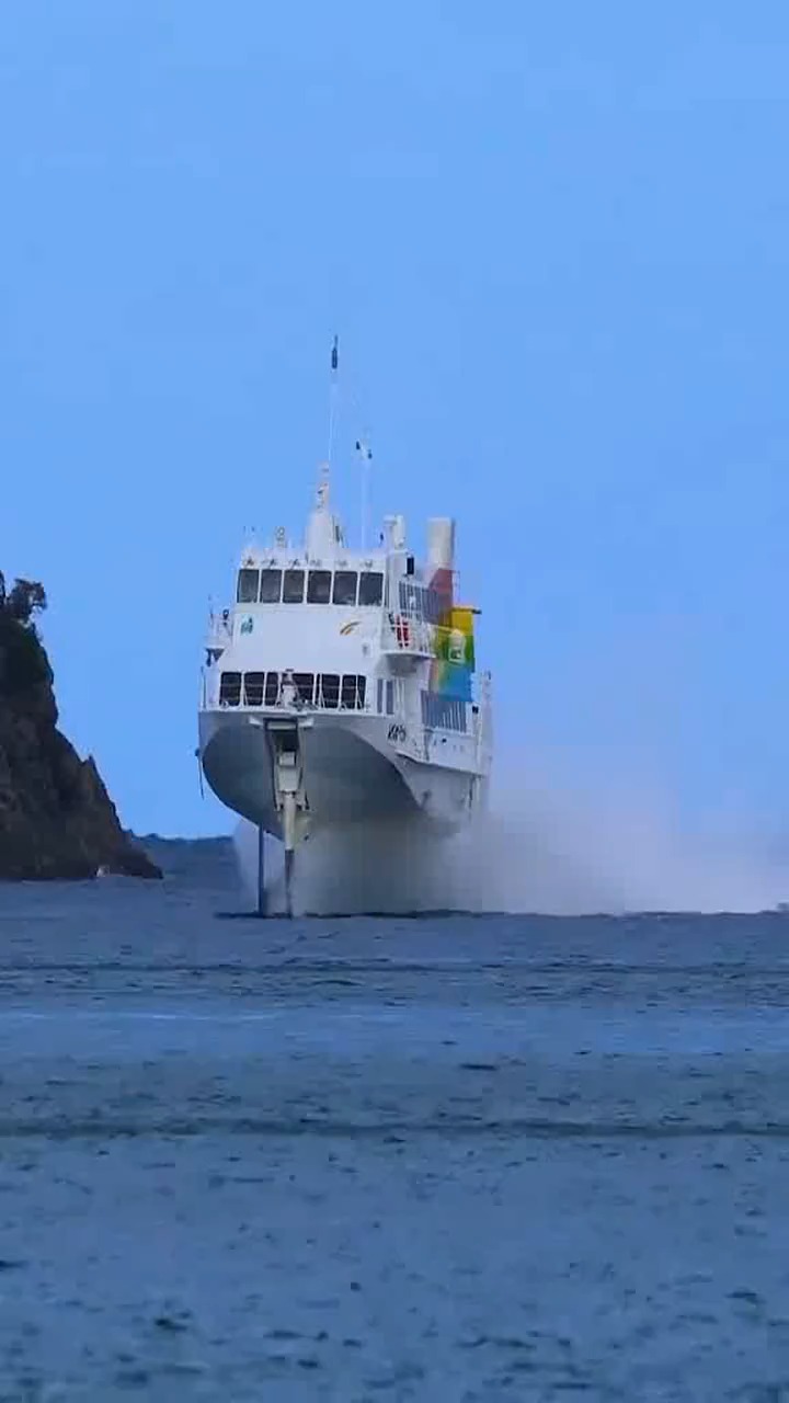 明星娱乐#水翼船,船下面有像飞机翅膀的水翼,水面上看起来很不稳!