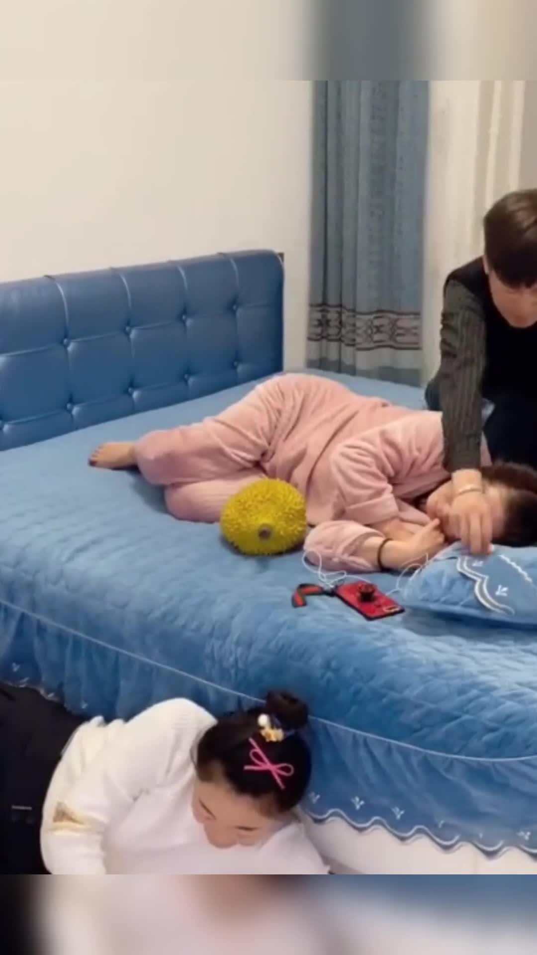 既然婆婆睡着了,那这钱我就替她保管了,老公你可别怪我