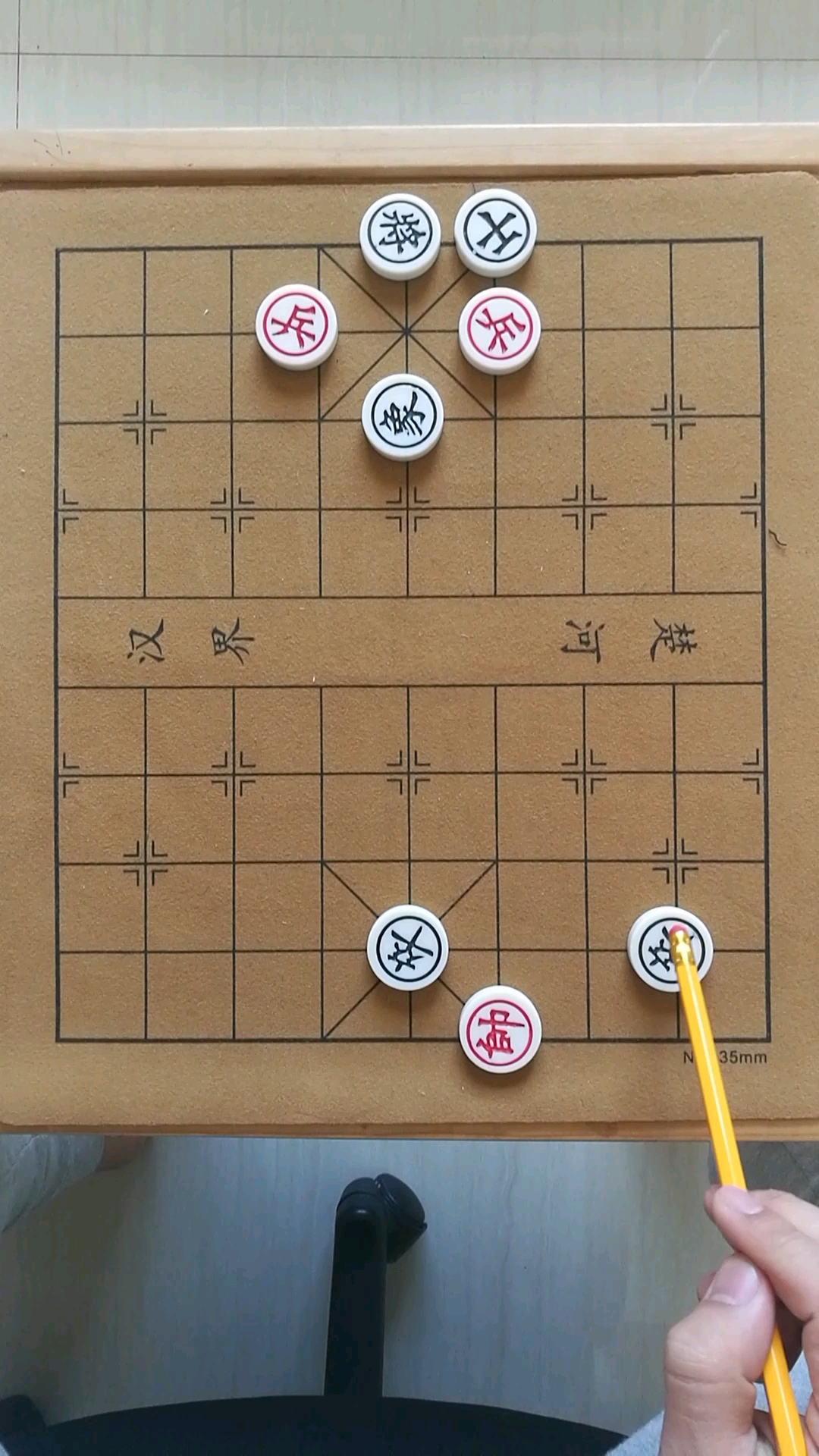 二鬼拍门残局,你能走赢红棋吗?