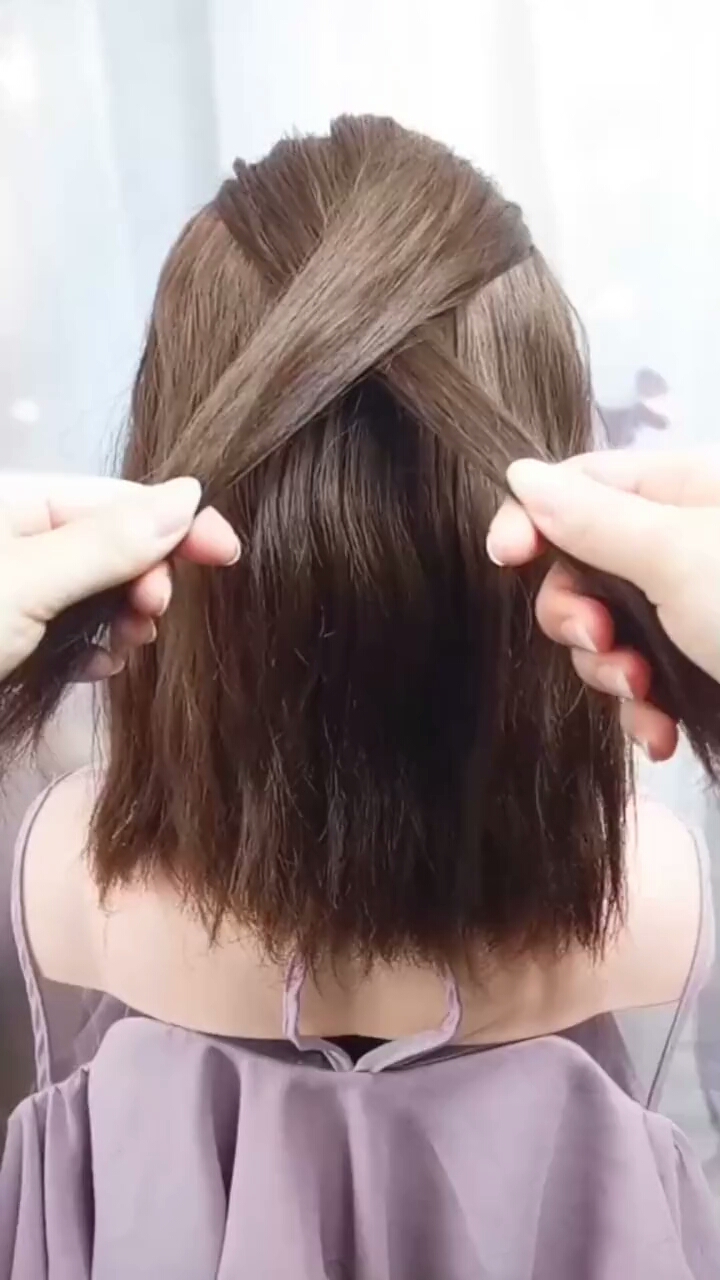 郊游踏青#短发美女的可爱编发,恕我直言,俏皮又减龄巨可爱双丸子