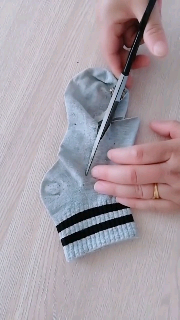 袜子剪一剪,太凉快了
