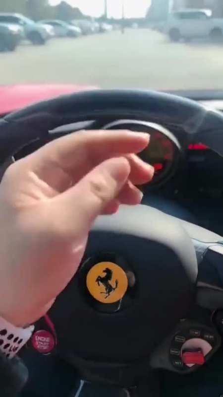 给大家表演才艺,当年找老婆的绝活,单手开法拉利