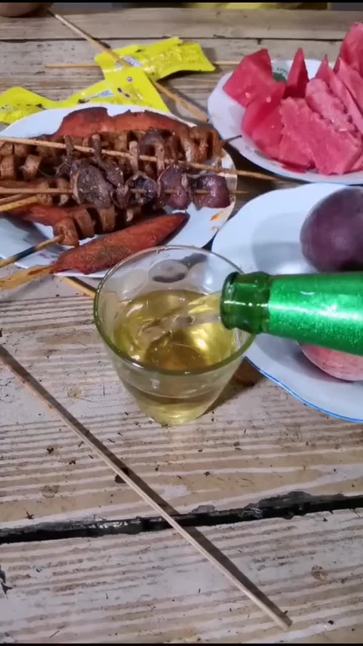 借老丈人的酒,买了媳妇最爱吃的烧烤和水果,敬你一杯