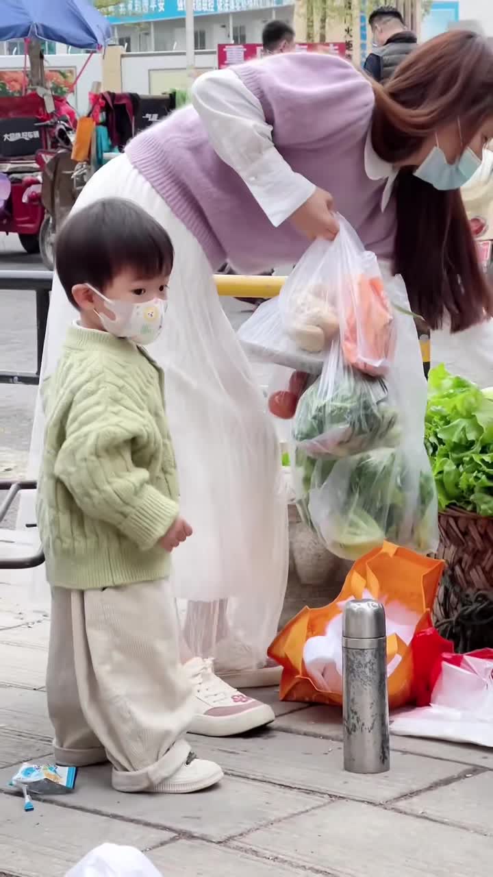 菜市场等妈妈买菜的娃娃