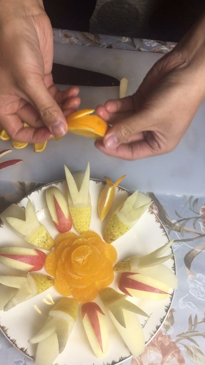 亲们 水果拼盘之苹果梨切法一.稍后会一一更新教程 关注哦 么么哒