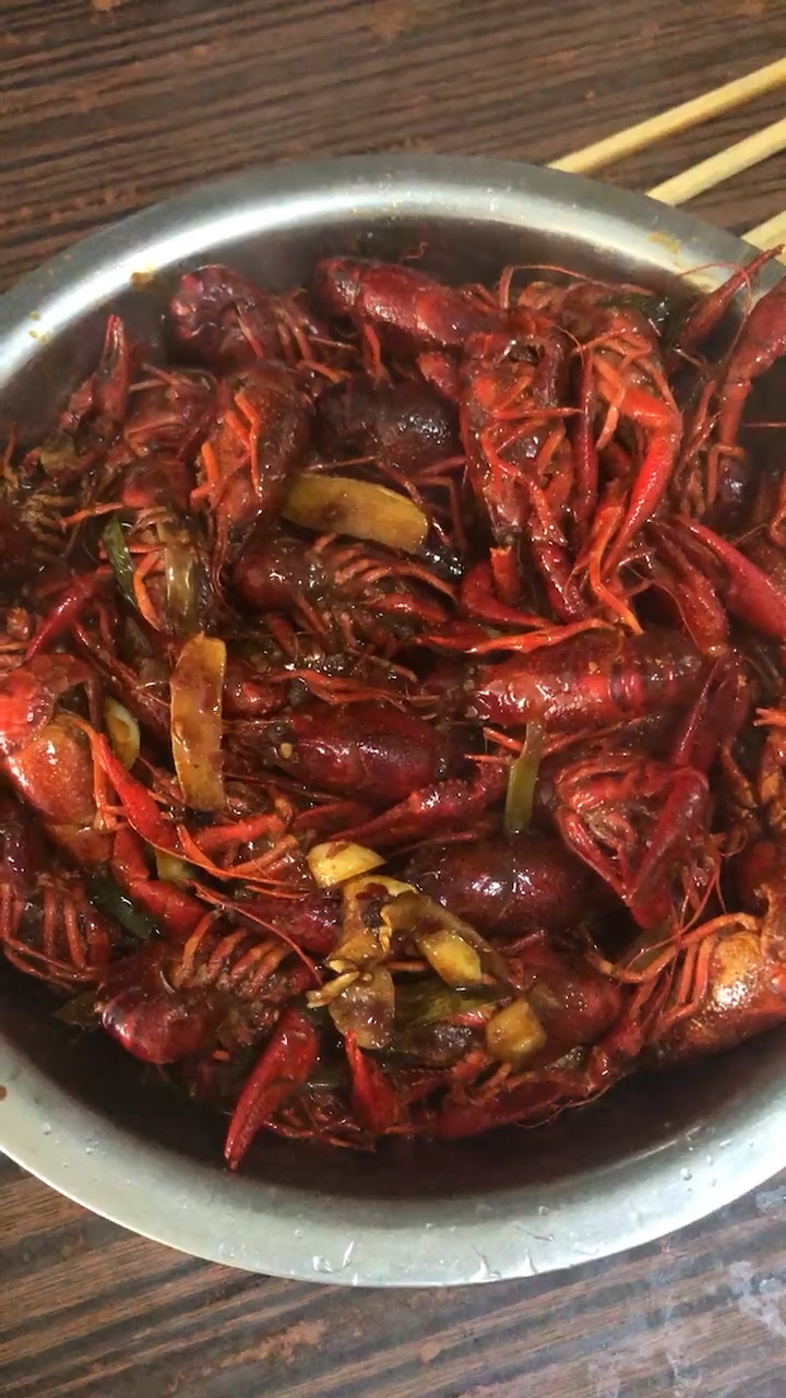 用大盆装的小龙虾最实惠
