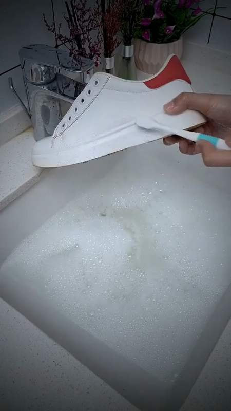 普通的刷子刷鞋很费劲,很多死角刷不到,这个鞋刷可