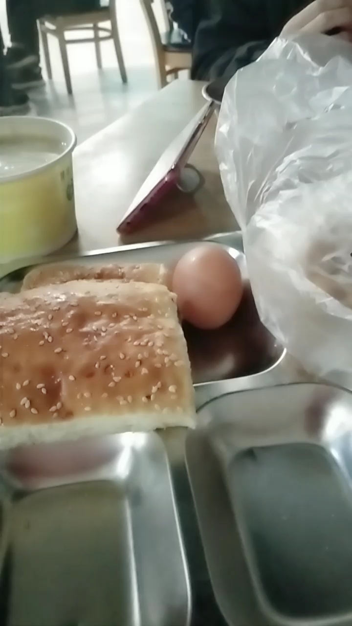 姐妹们看看我们厂里的早餐怎么样