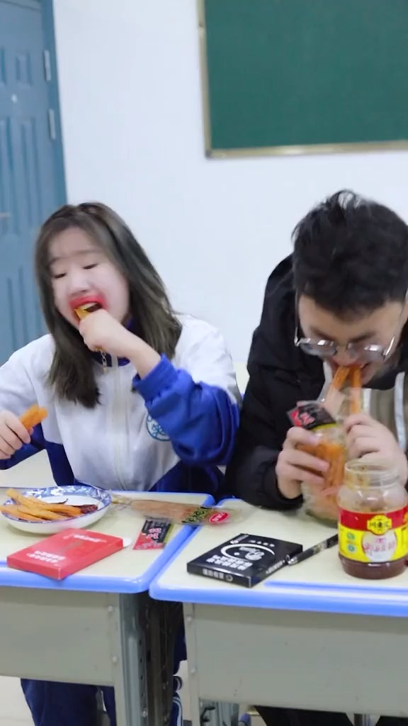 我要上热门教室里同学和主任突然狂吃死神辣条什么情况竟然满嘴通红